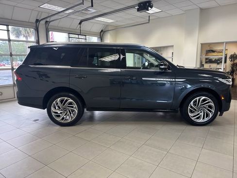 Used 2025 Lincoln Navigator Reserve AWD/4WD image 7