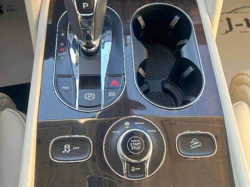 Used 2019 Bentley Bentayga image 22