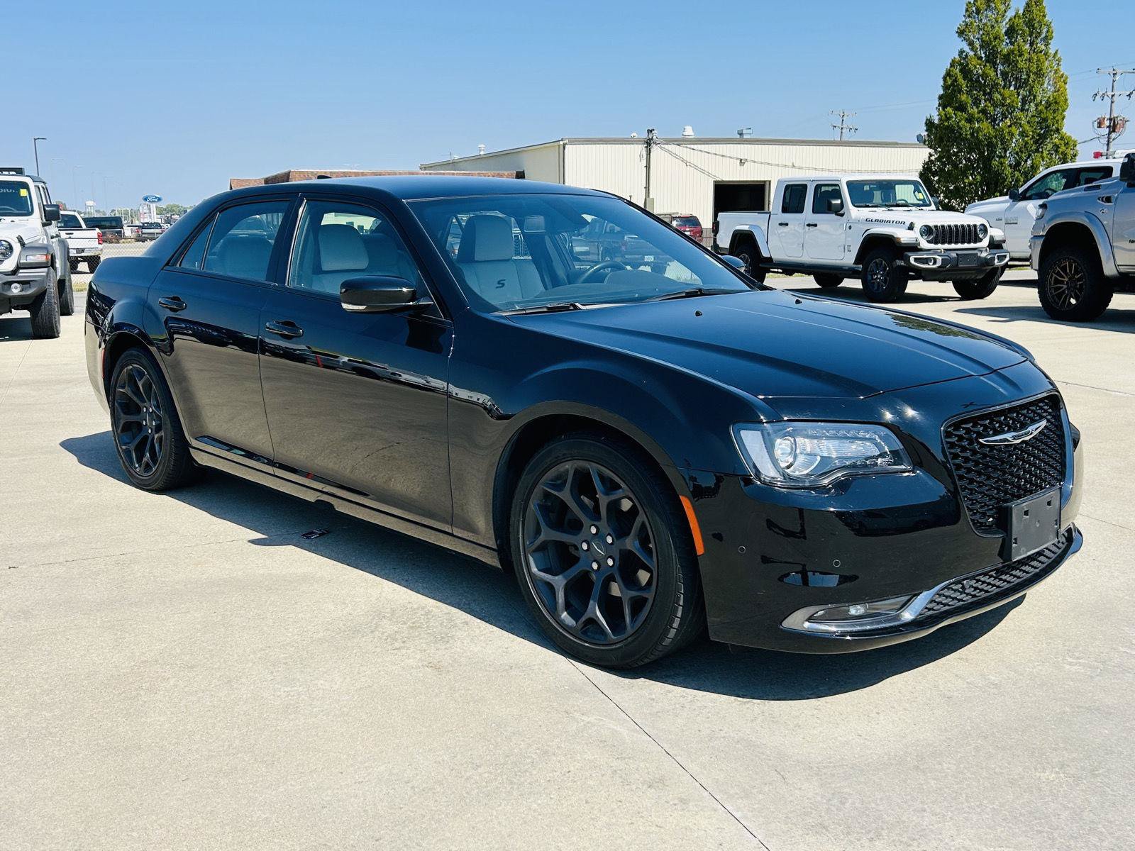 Used 2020 Chrysler 300 S w/ 300S Premium Group 2 RWD image 2
