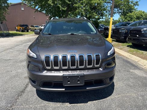 Used 2018 Jeep Cherokee Latitude Plus w/ Comfort/Convenience Group AWD/4WD image 2
