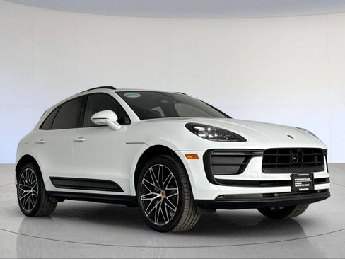 Certified 2026 Porsche Macan AWD/4WD image 10
