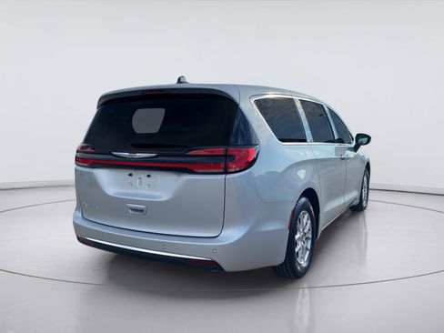 Used 2024 Chrysler Pacifica Touring-L FWD image 5