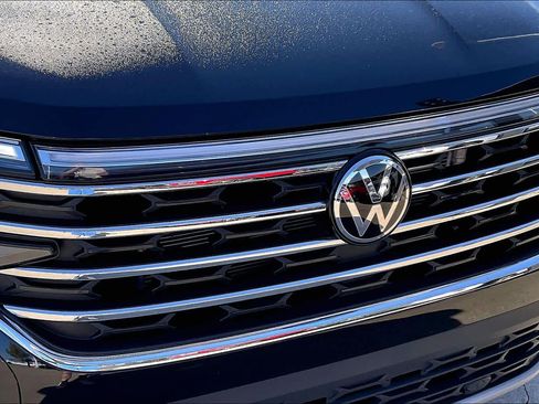 Used 2025 Volkswagen Atlas SE image 29