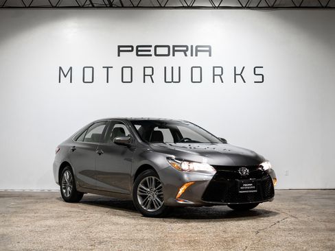 Used 2017 Toyota Camry SE image 1