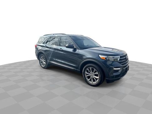 Used 2022 Ford Explorer XLT w/ Equipment Group 202A image 3
