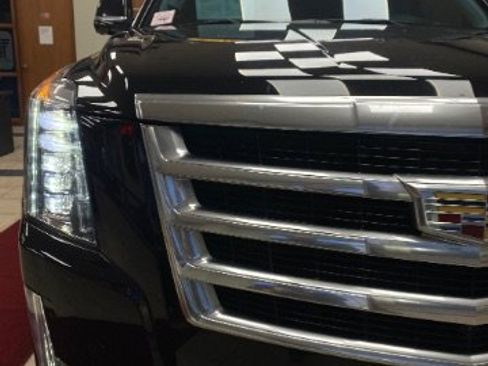 Used 2018 Cadillac Escalade ESV Luxury image 10