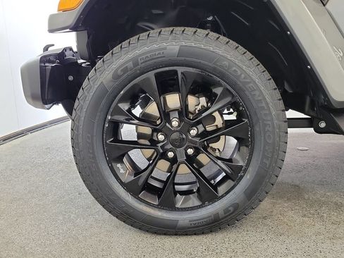 Used 2021 Jeep Wrangler Unlimited Sahara AWD/4WD image 9