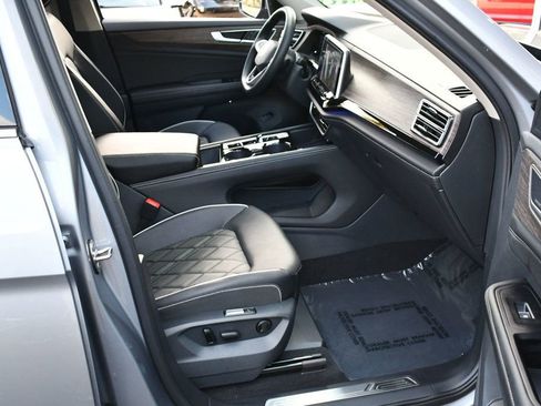 Used 2025 Volkswagen Atlas SEL Premium R-Line image 48