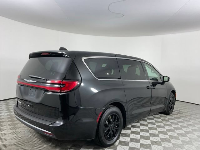 Used 2023 Chrysler Pacifica Touring-L FWD image 5