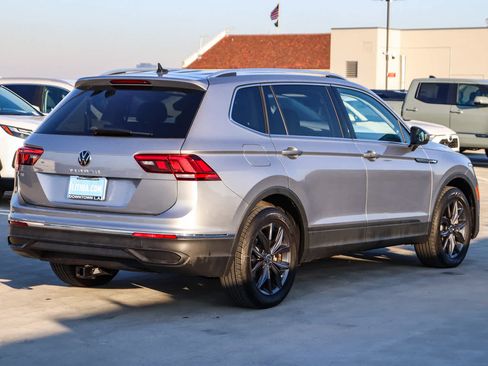 Used 2022 Volkswagen Tiguan SE w/ Panoramic Sunroof Package image 6