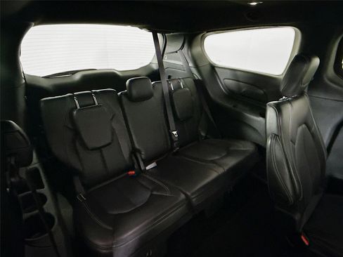 Used 2025 Chrysler Pacifica Select image 26