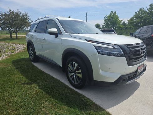 Used 2023 Nissan Pathfinder SL w/ Black Appearance Package AWD/4WD image 3