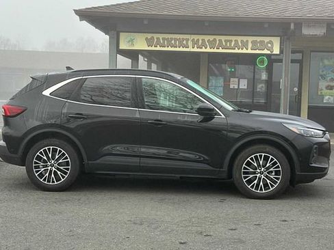 Used 2023 Ford Escape SE w/ PHEV Premium Package image 7