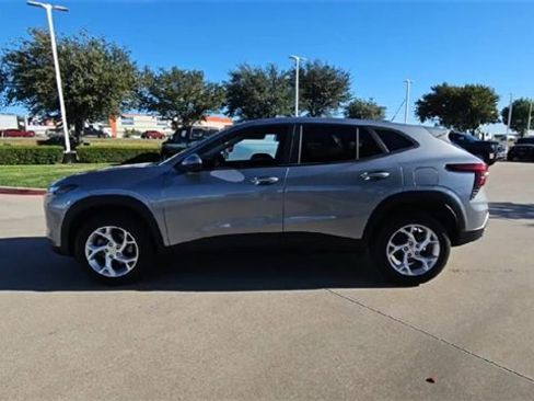 Used 2024 Chevrolet Trax LS w/ LS Convenience Package image 5