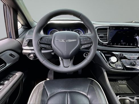Used 2025 Chrysler Pacifica Limited FWD image 5