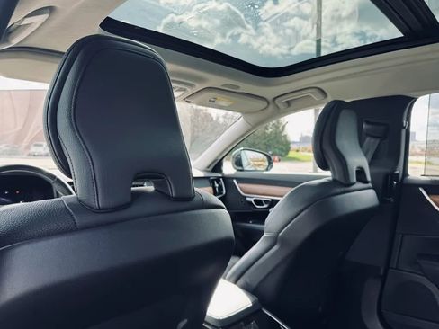 Used 2022 Volvo S90 B6 Momentum image 27