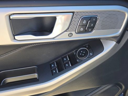 Used 2022 Ford Explorer Limited w/ Equipment Group 301A AWD/4WD image 27