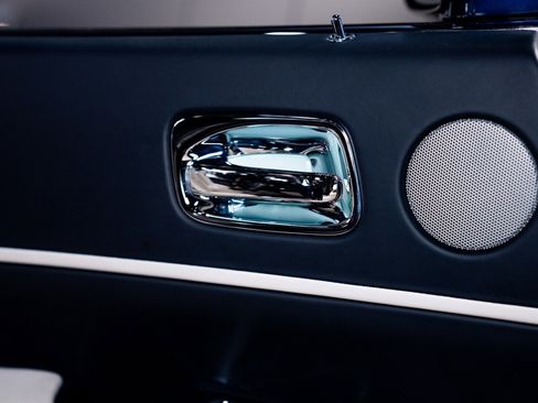 Used 2019 Rolls-Royce Dawn image 11