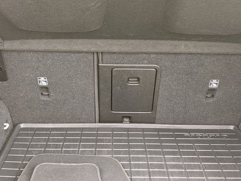 Certified 2025 Volvo XC40 B5 Core image 27