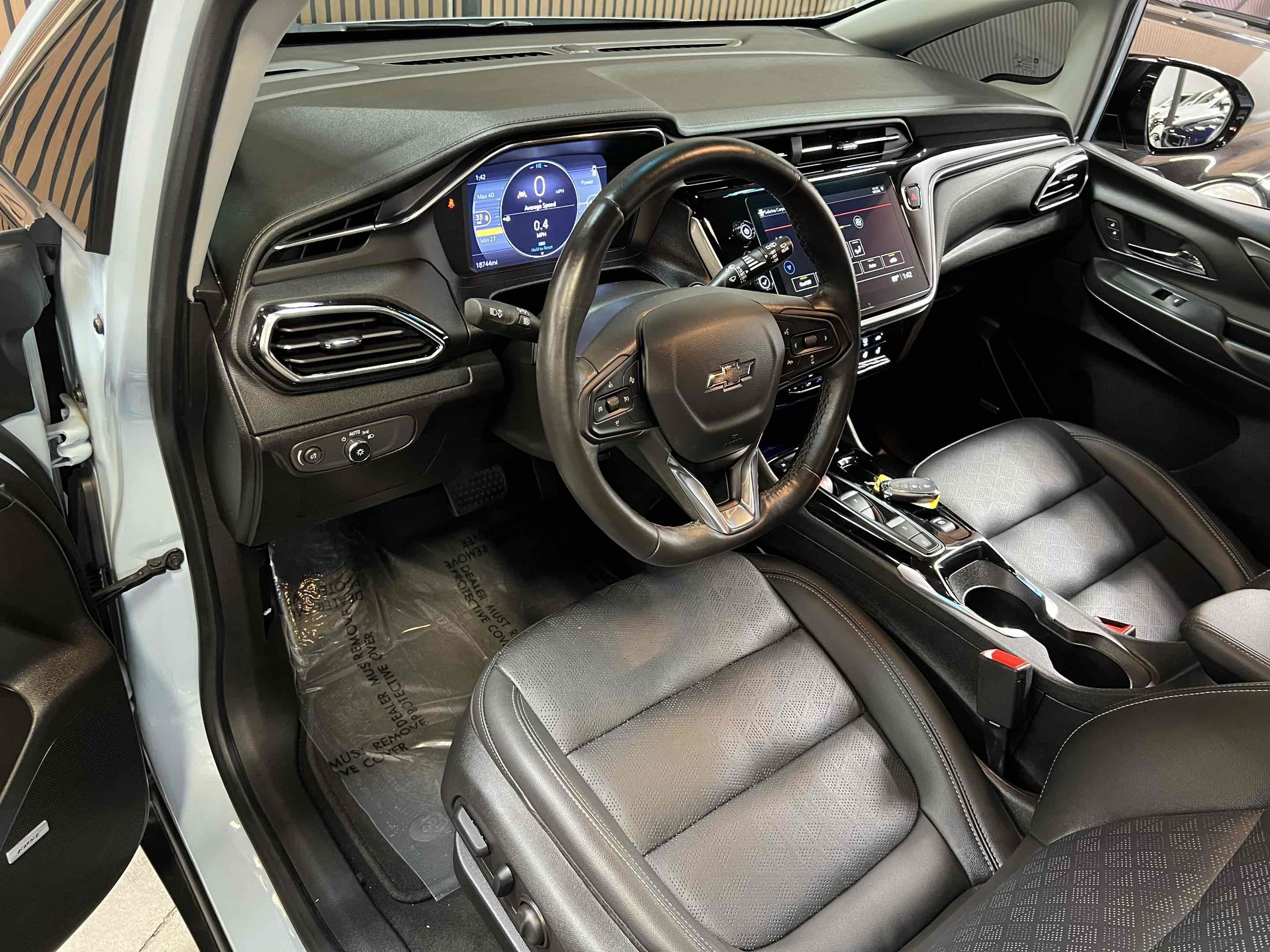 Used 2023 Chevrolet Bolt LT w/ Infotainment Package FWD image 3