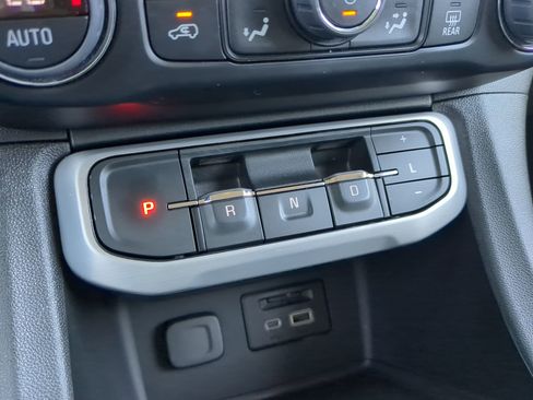 Used 2023 GMC Acadia SLT image 27