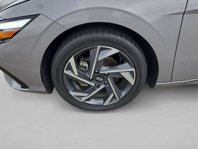 Used 2025 Hyundai Elantra Limited FWD image 13