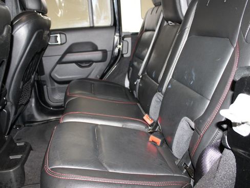 Used 2021 Jeep Wrangler Unlimited Rubicon w/ Cold Weather Group AWD/4WD image 22