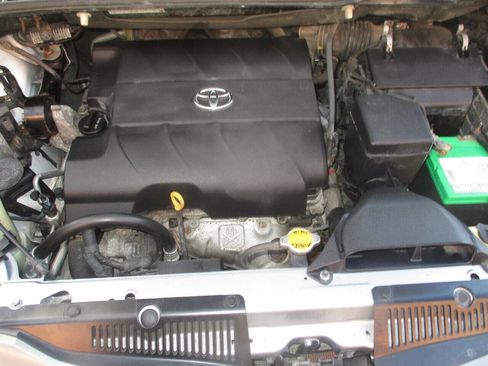 Used 2014 Toyota Sienna XLE image 17