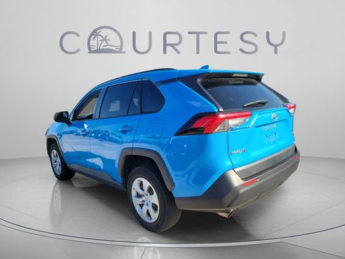 Used 2019 Toyota RAV4 LE FWD image 2