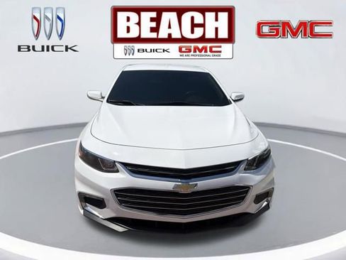 Used 2018 Chevrolet Malibu LT w/ Leather Package FWD image 3