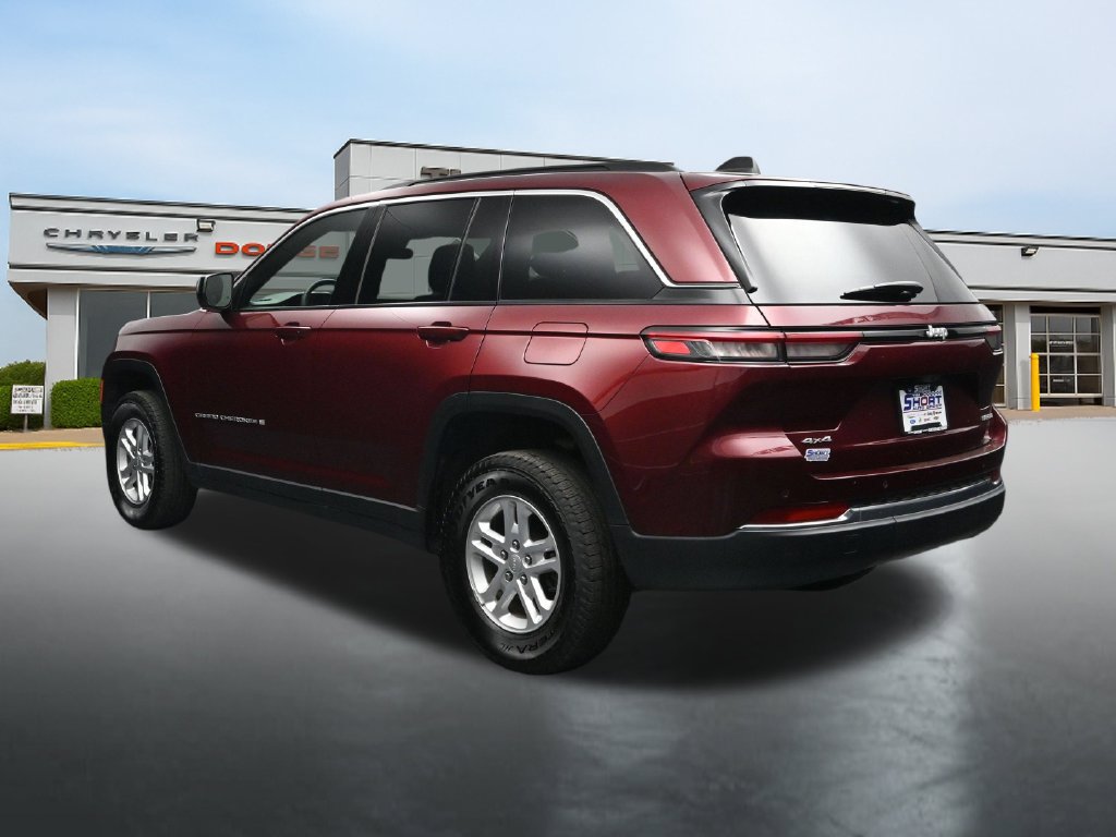 Used 2025 Jeep Grand Cherokee Laredo w/ Luxury Tech Group I AWD/4WD image 3