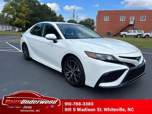 Used 2024 Toyota Camry SE image 1