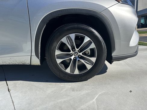 Certified 2021 Toyota Highlander XLE image 13