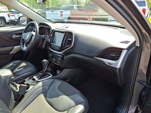 Used 2018 Jeep Cherokee Latitude Plus AWD/4WD image 26