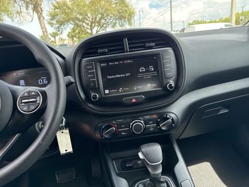 Used 2025 Kia Soul LX w/ LX Technology Package FWD image 24