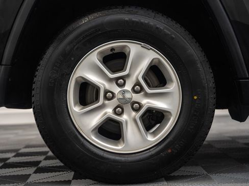 Used 2016 Jeep Grand Cherokee Laredo AWD/4WD image 18