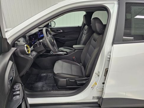 Used 2025 Chevrolet Trax LT FWD image 11