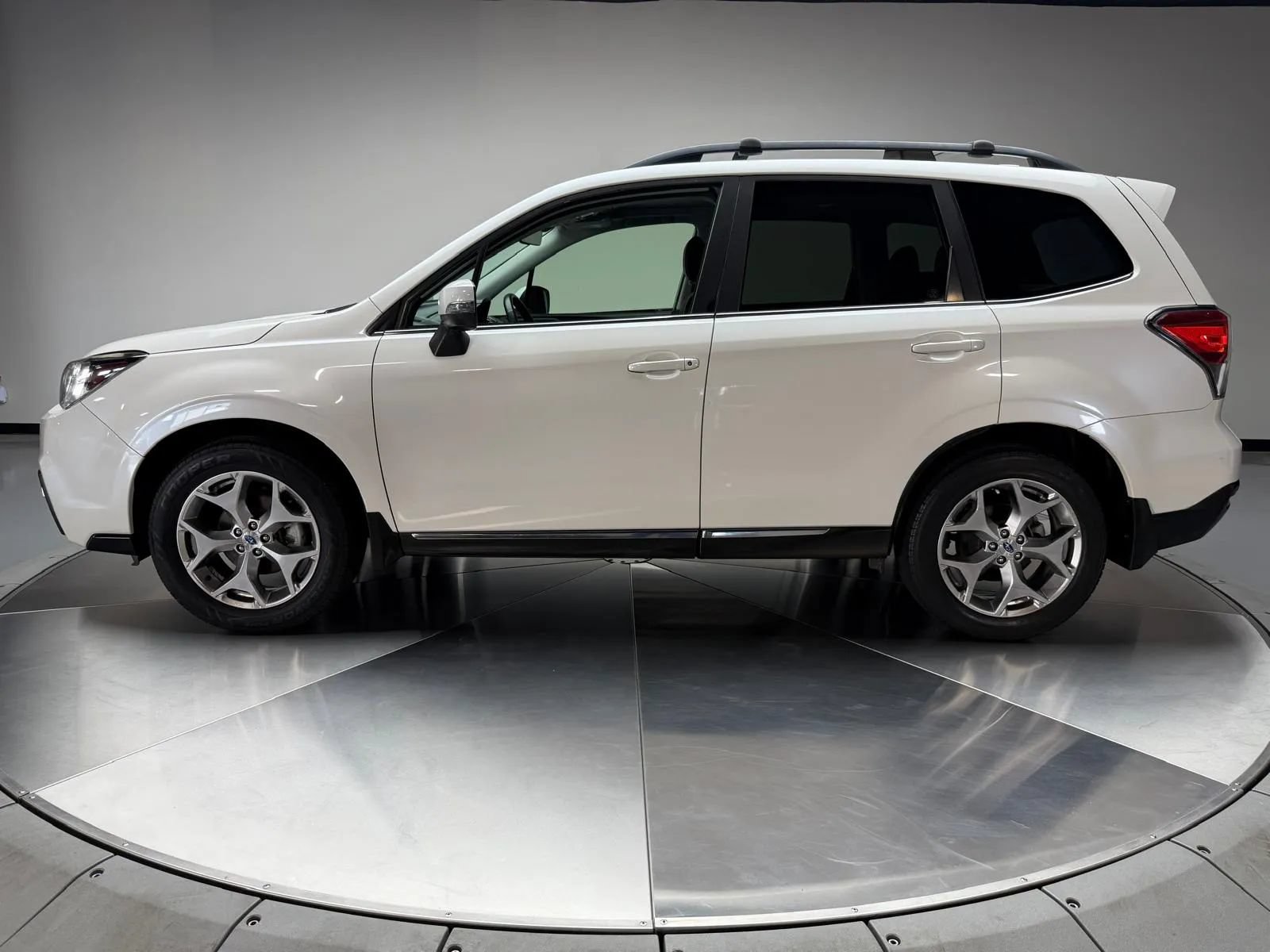 Used 2018 Subaru Forester 2.5i Touring w/ Popular Package #2 AWD/4WD image 4