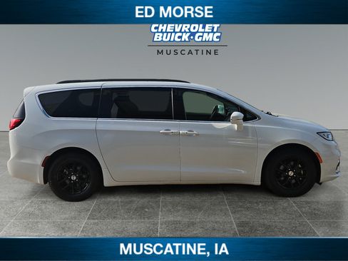 Used 2022 Chrysler Pacifica Touring-L FWD image 6