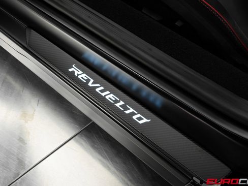 Used 2025 Lamborghini Revuelto image 47