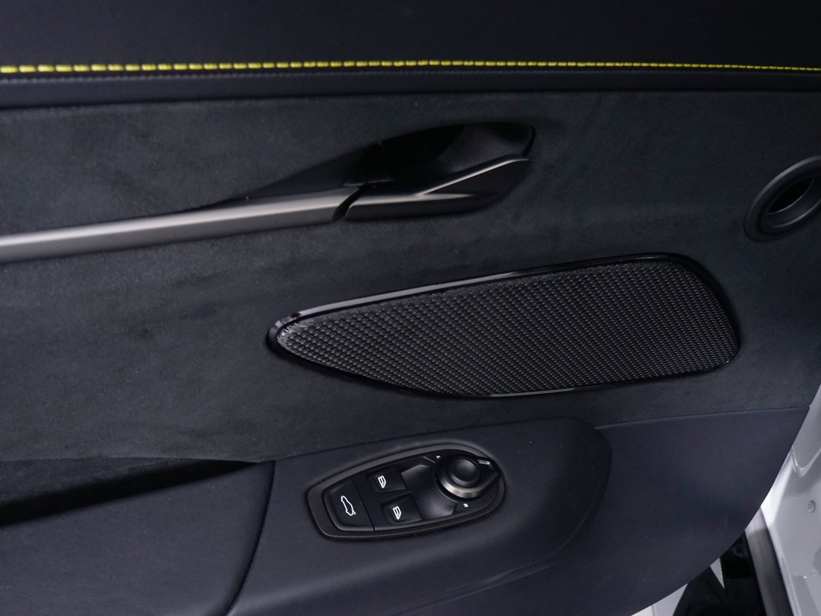 Used 2026 Aston Martin V8 Vantage Coupe RWD image 32