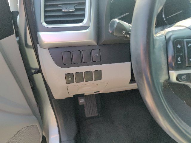 Used 2014 Toyota Highlander XLE FWD image 23