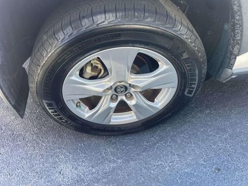 Used 2019 Toyota RAV4 XLE w/ Convenience Package FWD image 14