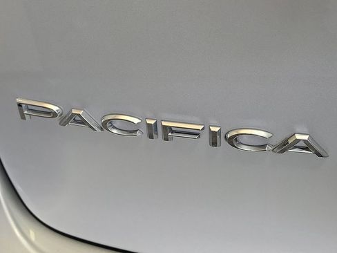 Used 2022 Chrysler Pacifica Limited FWD image 7