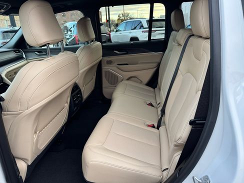 Used 2024 Jeep Grand Cherokee Limited w/ Luxury Tech Group II image 9