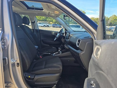 Used 2025 Hyundai Venue SEL FWD image 8