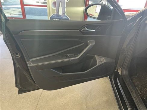 Used 2023 Volkswagen Jetta SE image 11