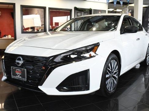 Used 2025 Nissan Altima 2.5 SV FWD image 1