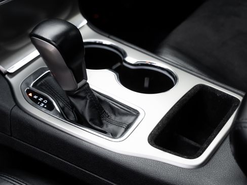 Used 2021 Jeep Grand Cherokee Laredo X image 16