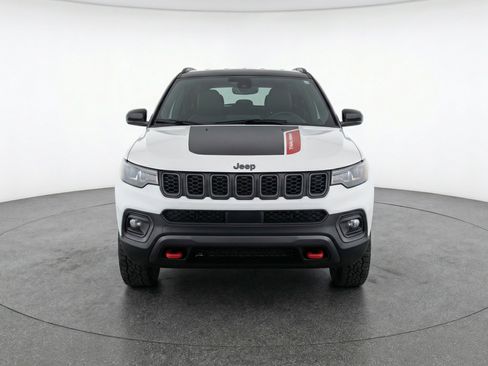Used 2025 Jeep Compass Trailhawk image 2